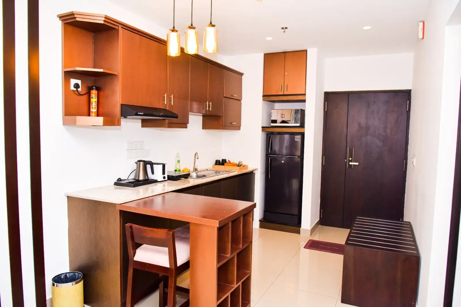 Kitchenette with a breakfast counter