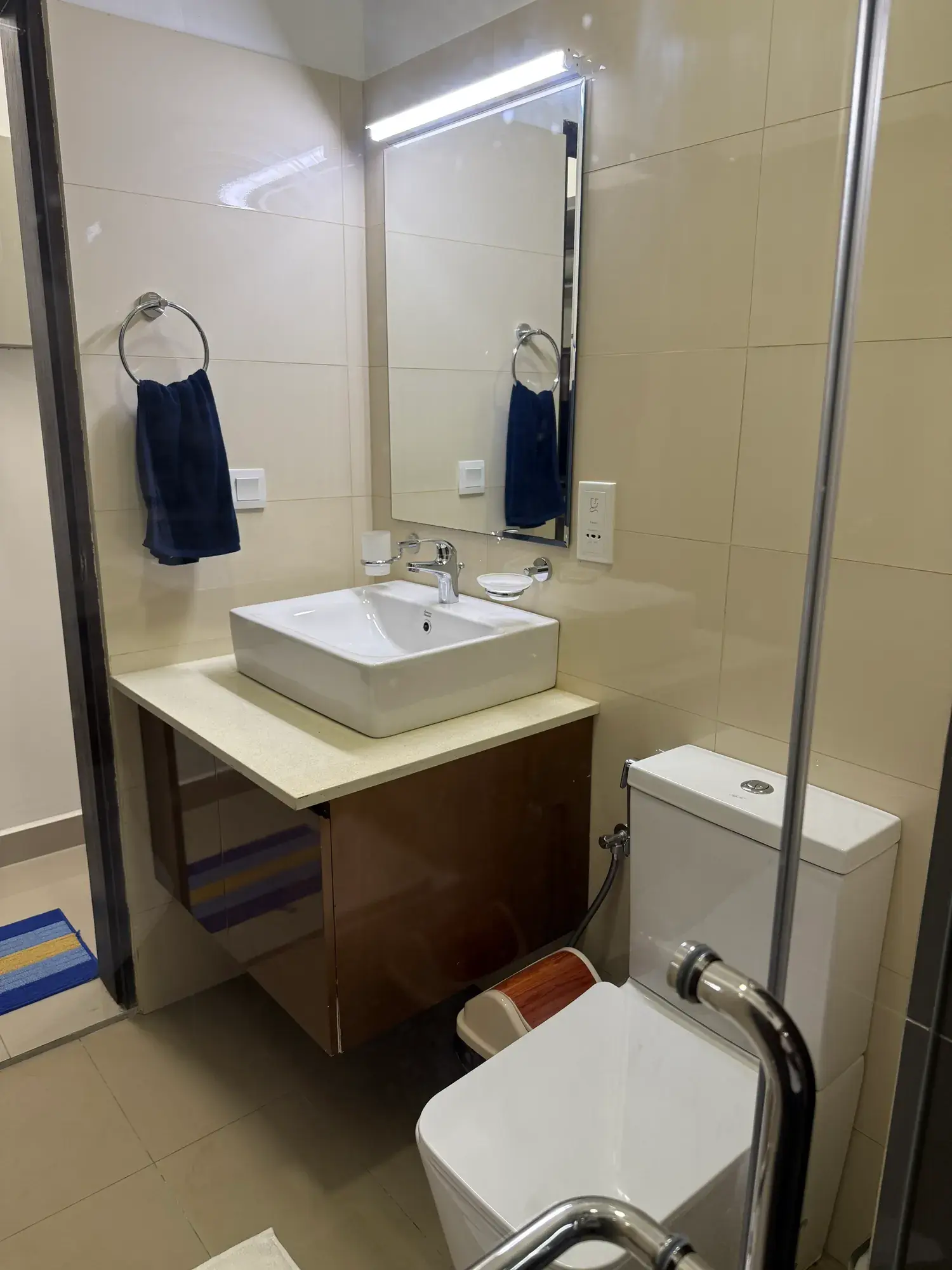 Bathroom with a basin and mirror