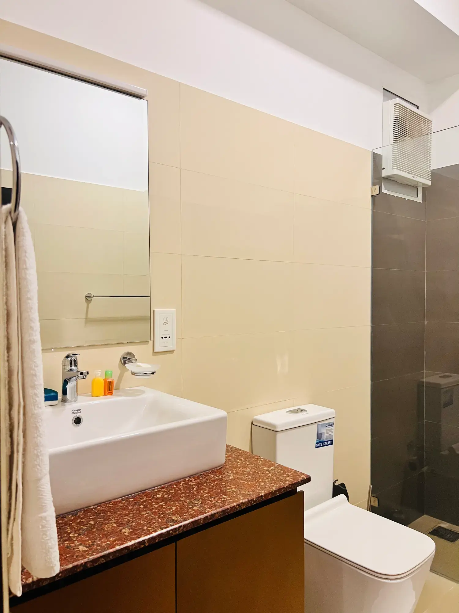 Bathroom with a basin and mirror